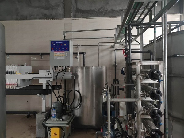 真空低温热泵蒸发器.jpg 真空低温热泵蒸发器.jpg